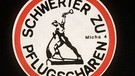 Schild: Schwerter zu Pflugscharen aus der DDR | Bild: picture-alliance/dpa