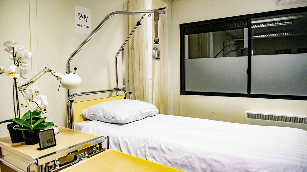 Symbolbild: Wer darf ins Krankenhaus - Ethische Zielkonflikte in Corona-Zeiten (leeres Krankenhausbett) | Bild: picture-alliance/dpa