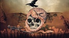 Skelette und Totenschädel auf dem ein Rabe sitzt | Bild: colourbox.com; Montage: BR/Tanja Begovic