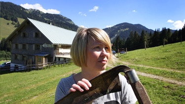 Frau vor Berghütte | Bild: picture-alliance/dpa