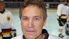 Der frühere Eishockey-Nationalspieler Alois Schloder, aufgenommen im Wellblechpalast des Berliner Sportforums (Archivfoto vom 19.12.2003). Schloder wurde am Samstag (11.08.2012) 65 Jahre alt.  | Bild: picture-alliance/dpa