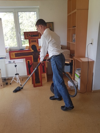 Hausarbeit gehört zum Alltag eines Priesters | Bild: BR-Petra Nacke