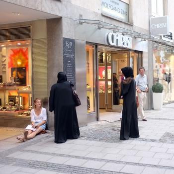 Jedes Jahr kommen mehrere Tausend Touristen aus dem arabischen Raum um in München den Sommer zu verbringen. Verschleierte Frauen, die in der Innenstadt shoppen, sind ein gewohntes Bild in den Sommermonaten.  | Bild: picture-alliance/dpa