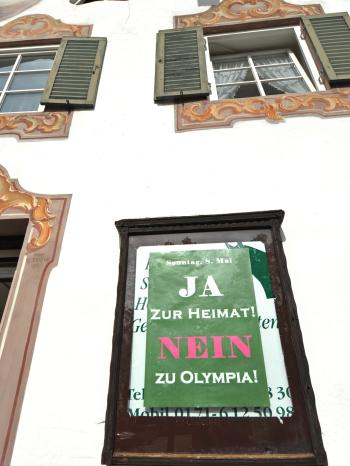 Ein Plakat der Olympiagegner mit der Aufschrift "Ja zur Heimat, nein zu Olympia" hängt an einem Haus in Garmisch-Partenkirchen | Bild: picture-alliance/dpa