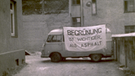 Ein Schwabinger Innenhof 1975 ein VW-Bus mit Transparent, das für Begrünung wirbt | Bild: Verein Urbanes Wohnen