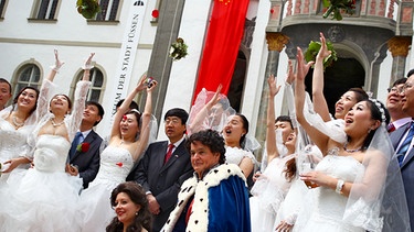 Die "romantische" Massenhochzeit für chinesische Paare in Füssen | Bild: picture-alliance/dpa