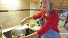Gabi Kirner beim Bibergulasch-Kochen | Bild: BR/Viktoria Wagensommer