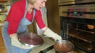 Gabi Kirner beim Bibergulasch-Kochen | Bild: BR/Viktoria Wagensommer