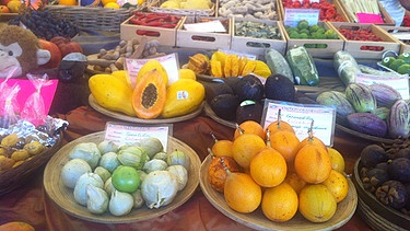 Ein großes Angebot exotischer Früchte auf dem Münchner Viktualienmarkt | Bild: BR / Hannelore Fisgus