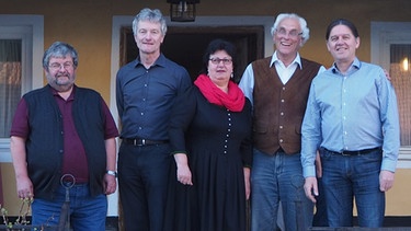 Bild 2 zeigt die Mitwirkenden des "kracherten Schweinern" Anton Hobmeier, Klaus Timmer, Lisa Gusel, Ludwig Bichlmaier, Hubert Gruber | Bild: Hubert Gruber