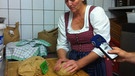 Katrin Fromm, die Wirtin im Brauereigasthof beim Backen des Teberbrots | Bild: Kellermann/BR