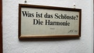 Schild mit "Was ist das Schönste? Harmonie!" im Eingangsbereich des Restaurants "Harmonie" im oberfränkischen Lichtenberg. | Bild: Ilona Hörath