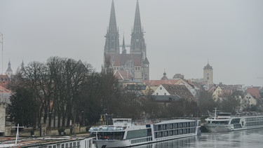 Passagierschiffe liegen am 02.12.2013 in Regensburg (Bayern) an der Donau | Bild: picture-alliance/dpa