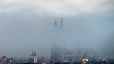 Der Dom St. Peter steht am 24.10.2013 in Regensburg (Bayern) im Nebel. Foto: Armin Weigel/dpa | Bild: picture-alliance/dpa