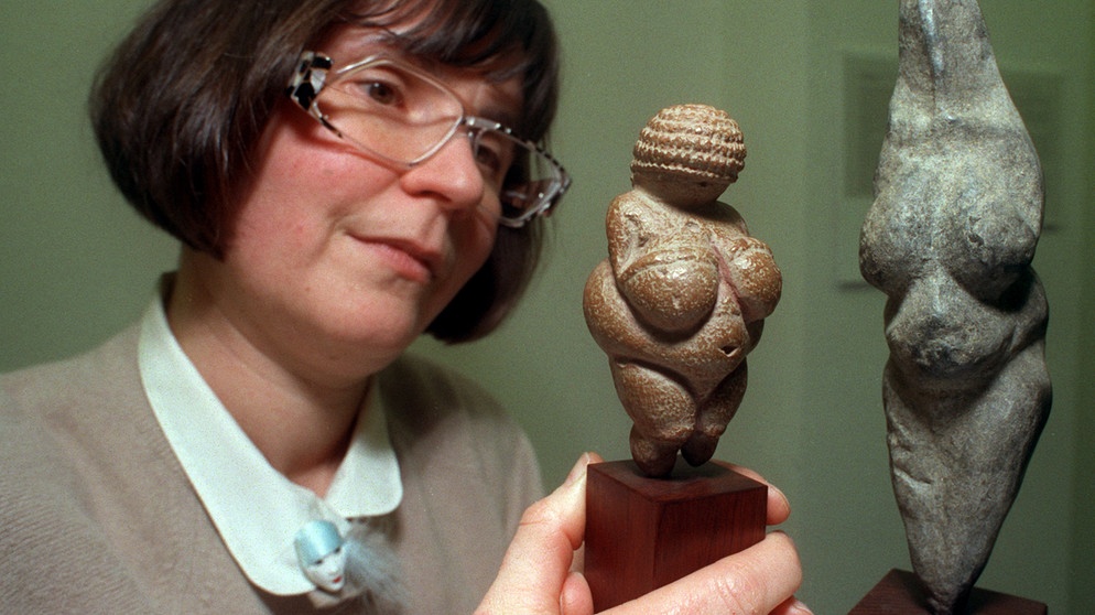 Beatrixe Klein vom Wiesbadener Frauen-Museum zeigt am 5. März 1992 Kopien der "Venus von Saviagno" (r) und der "Venus von Willendorf".  | Bild: picture-alliance/dpa