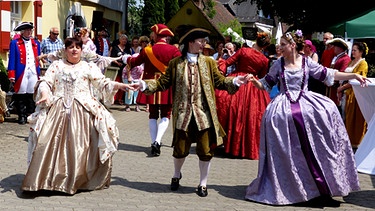 Rokoko-Tanzgruppe aus Ansbach bei Gartenausstellung in Schloß Sorg Lkr. Roth | Bild: Erhard Prölß, Nürnberg, 13.06.2015