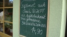Kreidetafel kündigt Böfflamott nach Omas Rezept als Tagesgericht an. | Bild: BR/Anton Rauch
