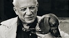 Cover des Buches "Picasso & Lump - A Dachshund's Odyssey" von David Douglas Duncan, auf dem Pablo Picasso mit seinem Dackel Lump zu sehen ist. | Bild: BENTELI Verlag Schweiz
