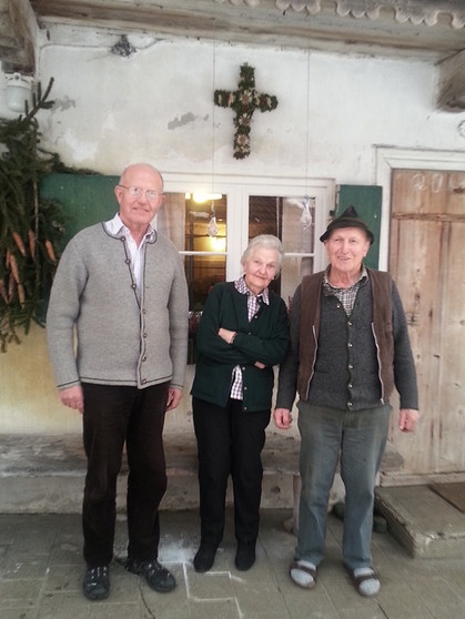 Barbara Haslacher mit ihren Brüdern Georg und Stefan Gilgenreiner vor dem Oberjägerhof/Lenggries | Bild: Regina Fanderl