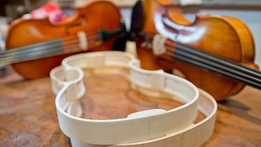 Geigen im Atelier des Geigenbauers Walter Mahr in Bubenreuth | Bild: picture-alliance/dpa