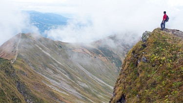 Bergsteiger auf einem Berggipfel | Bild: picture-alliance/dpa