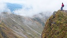 Bergsteiger auf einem Berggipfel | Bild: picture-alliance/dpa