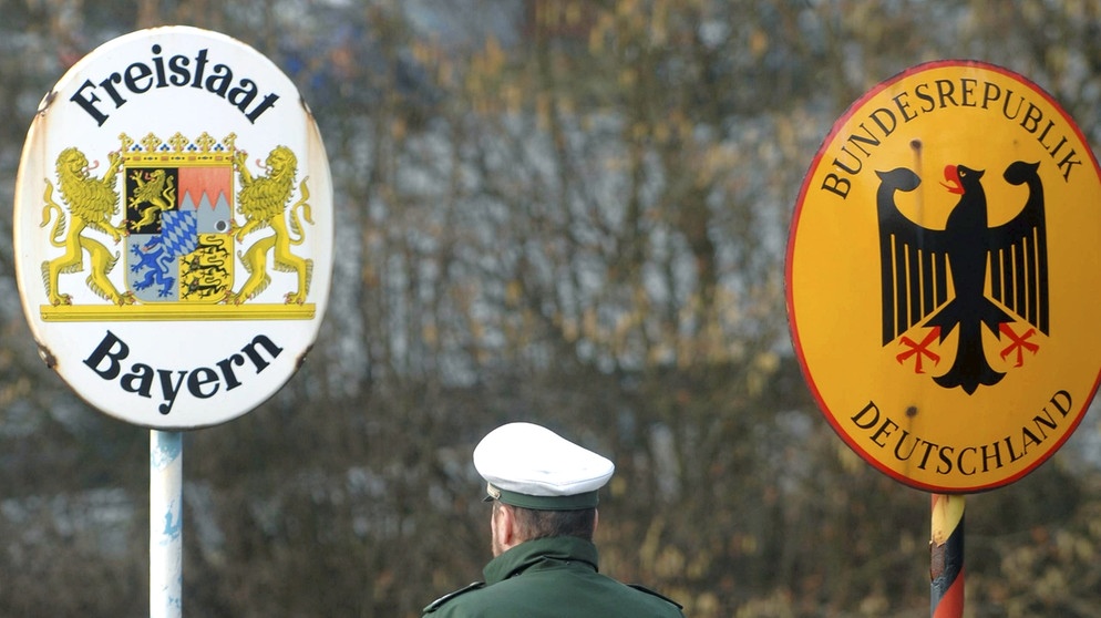 Ein Polizist geht am 22.02.2007 am Grenzübergang Waidhaus (Oberpfalz) vor Schildern der Bundesrepublik Deutschland und des Freistaates Bayern an der Grenze zu Tschechien vorbei. | Bild: picture-alliance/dpa