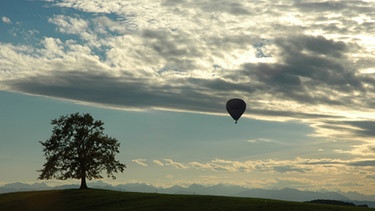 Ein Fesselballonb in der Nähe von Münsing | Bild: BR/Timo Lüge