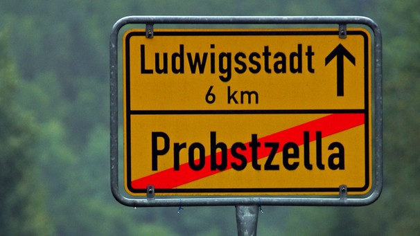 Ortsausgangstafel von Probstzella (Landkreis Saalfeld-Rudolstadt) in Richtung des fränkischen Ludwigsstadt (Bayern)  | Bild: picture-alliance/dpa