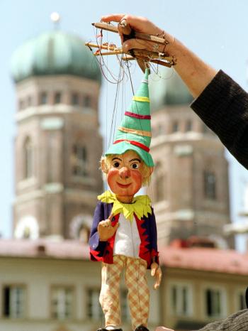 Vor den Türmen der Münchner Frauenkirche winkt am Dienstag (12.05.1998) der Kasperl der Augsburger Puppenkiste. | Bild: picture-alliance/dpa