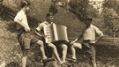 Drei Bewohner des Kibbuz Greifenberg beim Musizieren, Greifenberg ca. 1946 | Bild: Fotografie; Jüdisches Museum Berlin, Schenkung von Leonie und Walter Frankenstein