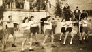 Bewohner des Kibbuz Greifenberg bei einer Sportübung, Greifenberg ca. 1946 | Bild: Fotografie; Jüdisches Museum Berlin, Schenkung von Leonie und Walter Frankenstein