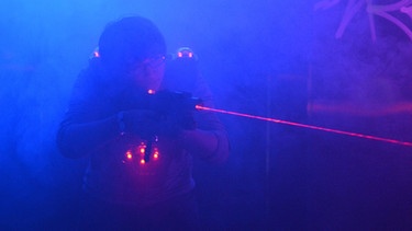 Jugendliche spielen Lasertag | Bild: picture-alliance/dpa