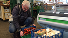 Lebensmittelretter Bernhard Knappe beim Abholen auf dem Kemptener Wochenmarkt | Bild: BR / Viktoria Wagensommer