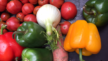 Tomaten, Paprika, ein Fennchel auf dem Kemptener Wochenmarkt | Bild: BR / Viktoria Wagensommer