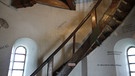 Eine enge Holztreppe führt mit 139 Stufen nach oben | Bild: BR/Marianne Bitsch