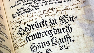 Neues Testament von 1540. Ausschnitt einer Buchseite mit handschriftlichen Notizen von Georg Rörer.  | Bild: picture-alliance/dpa