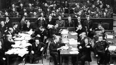Blick in den Nürnberger Justizpalast während der Eröffnung des Hauptkriegsverbrecherprozesses am 20. November 1945 vor dem Internationalen Militärgerichtshof. | Bild: picture-alliance/dpa