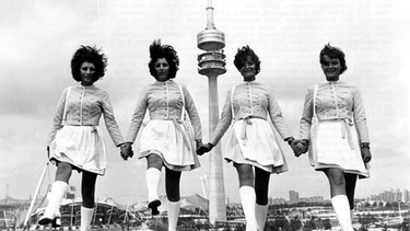 Vier Olympia-Hostessen posieren auf dem Olympia-Gelände im Vorfeld der Olympischen Sommerspiele 1972 in München.  | Bild: picture-alliance/dpa