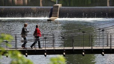 Spaziergänger auf dem Kettensteg über der Pegnitz in Nürnberg | Bild: picture-alliance/dpa