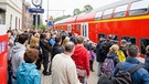 Pendler warten auf einen Zug | Bild: picture-alliance/dpa / Markus Scholz