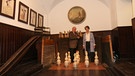 Peter und Maja Grassinger mit den Originalkegel von Prinzregent Luitpold | Bild: Wolf Gaudlitz