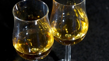 Zwei Gläser mit Whisky stehen am 13.04.2011 im brandenburgischen Schlepzig (Landkreis Dahme-Spreewald) im Landgasthof von Torsten Römer auf dem Tisch. | Bild: picture-alliance/dpa
