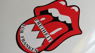 Zunge der Rockband Rolling Stones mit dem Schriftzug "Freiheit für Franken" | Bild: picture-alliance/dpa
