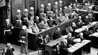 Anklagebank während der Nürnberger Prozesse im Saal 600 | Bild: National Archives