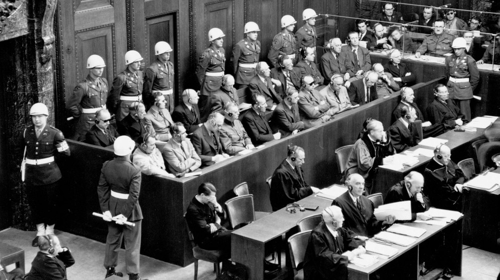 Anklagebank während der Nürnberger Prozesse im Saal 600 | Bild: National Archives