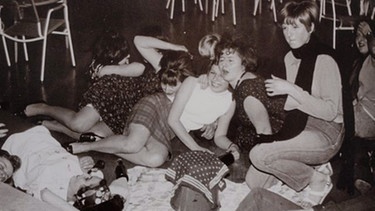 Mädchen vergnügen sich Mitte der 60er-Jahre | Bild: Bühner