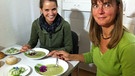 Viktoria Wagensommer und Carmen Mayr beim Essen | Bild: BR/, Viktoria  Wagensommer