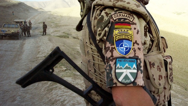  Ein Soldat des deutschen ISAF-Kontingents patrouilliert in der Umgebung von Faisabad in Afghanistan. | Bild: picture-alliance/dpa