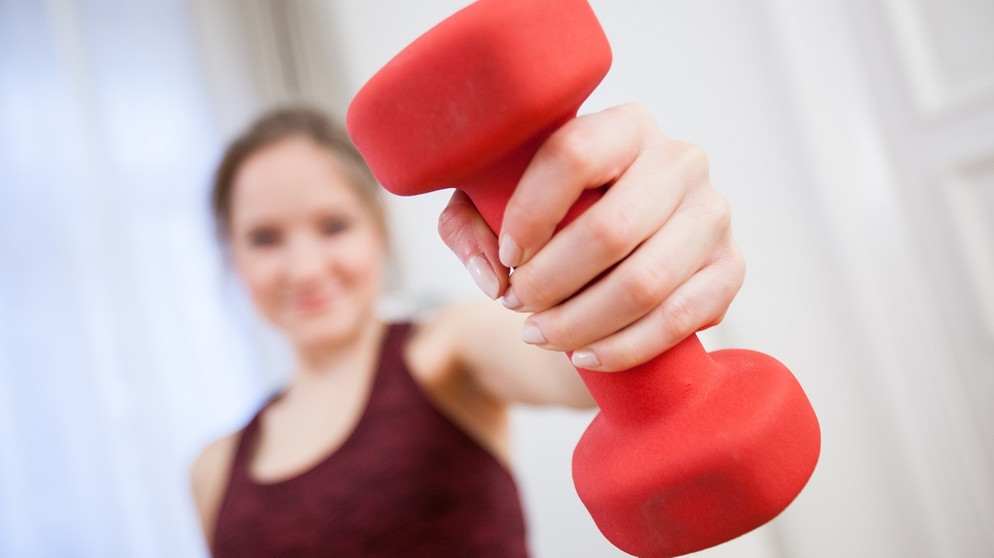 Gewichte, Hanteln und Übungen im Fitnessstudio | Bild: picture-alliance/dpa